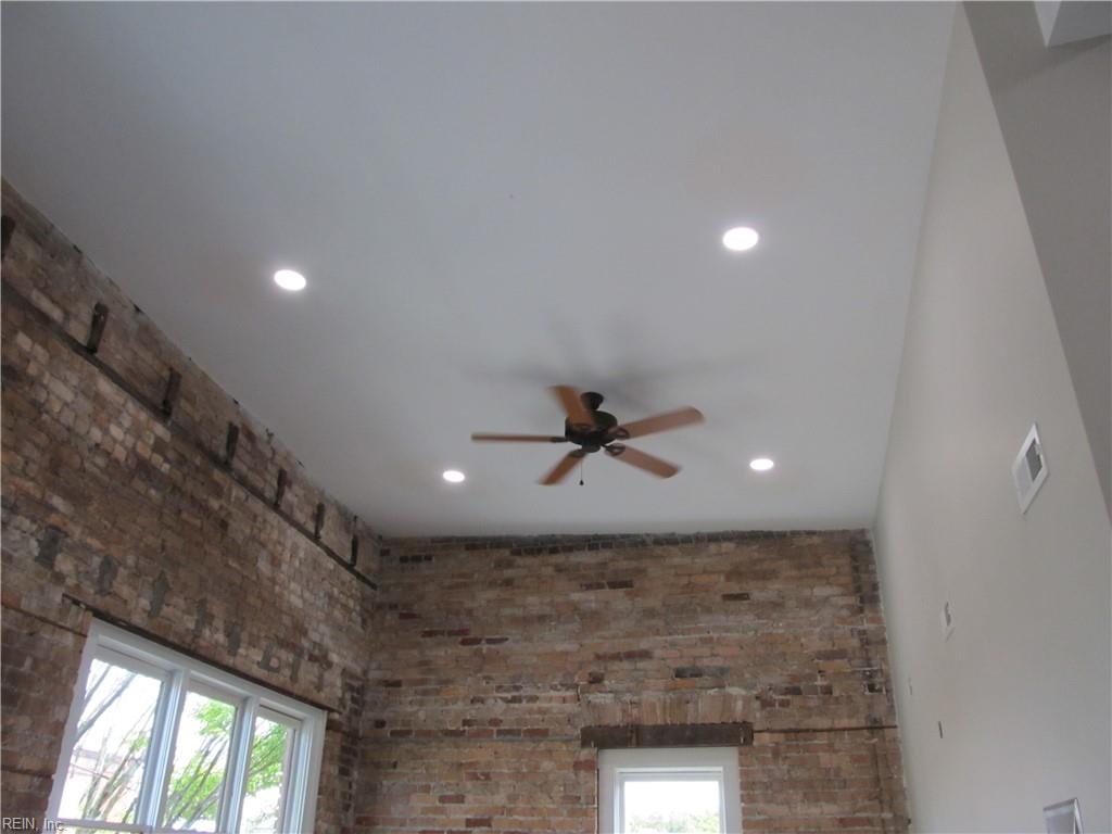 201 E Washington St Property Photo 11