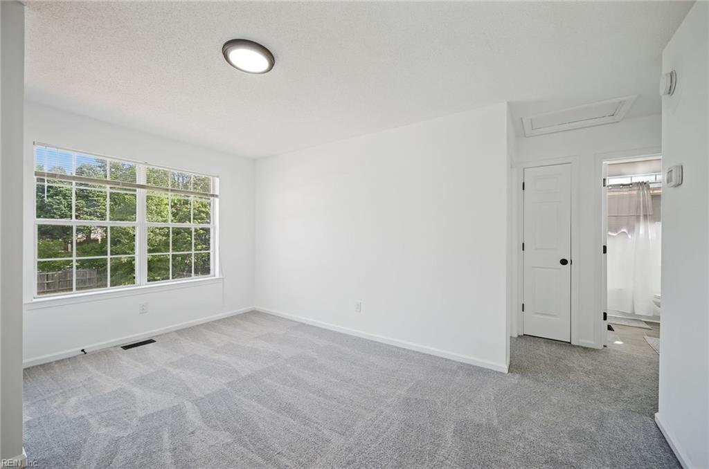 704 Woodcott Dr Property Photo 22