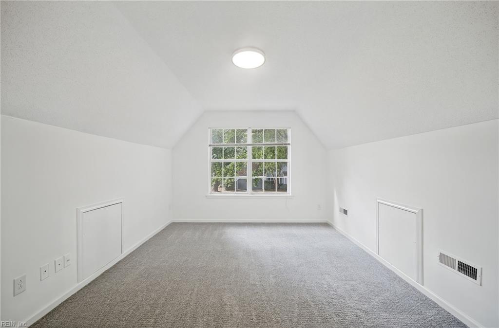 704 Woodcott Dr Property Photo 27