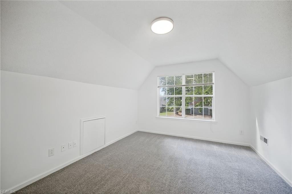 704 Woodcott Dr Property Photo 28