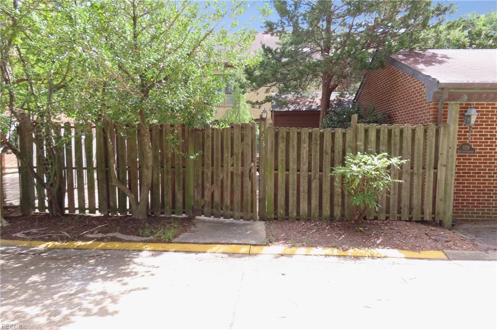 1233 Botetourt Gdns Property Photo 11