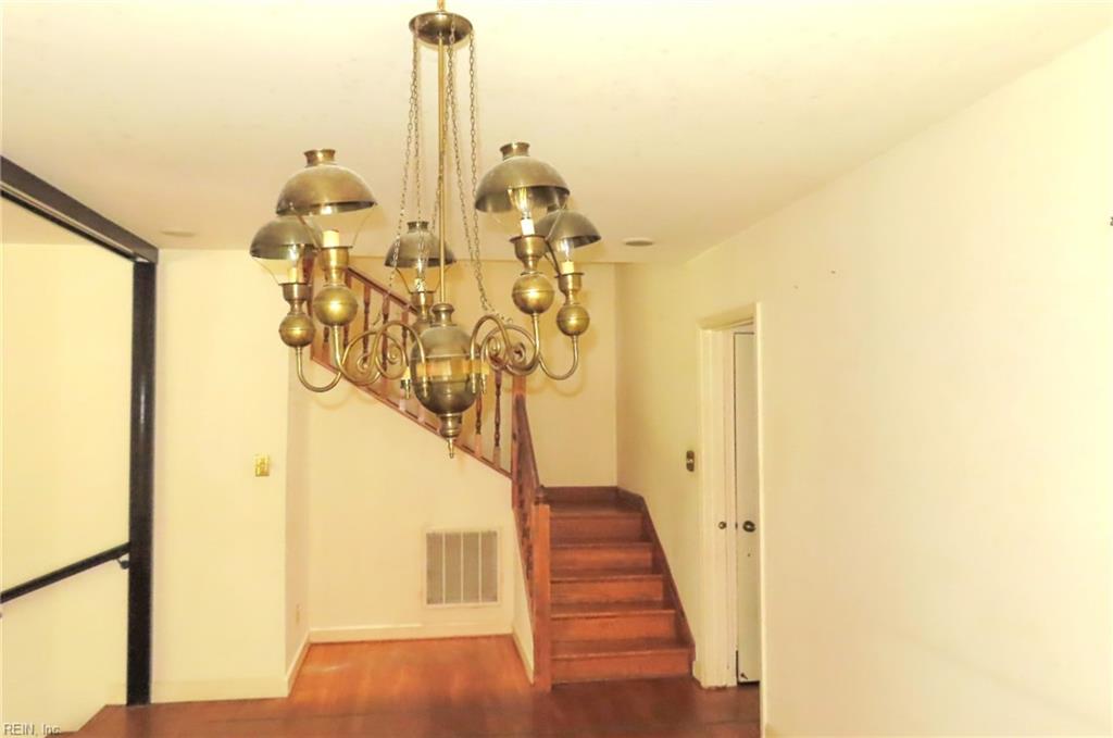1233 Botetourt Gdns Property Photo 16