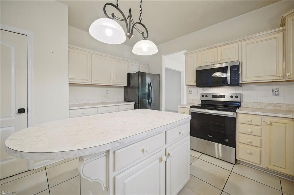 3884 Donnington Dr Property Photo 3