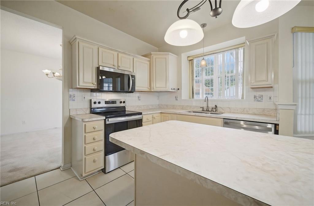 3884 Donnington Dr Property Photo 4