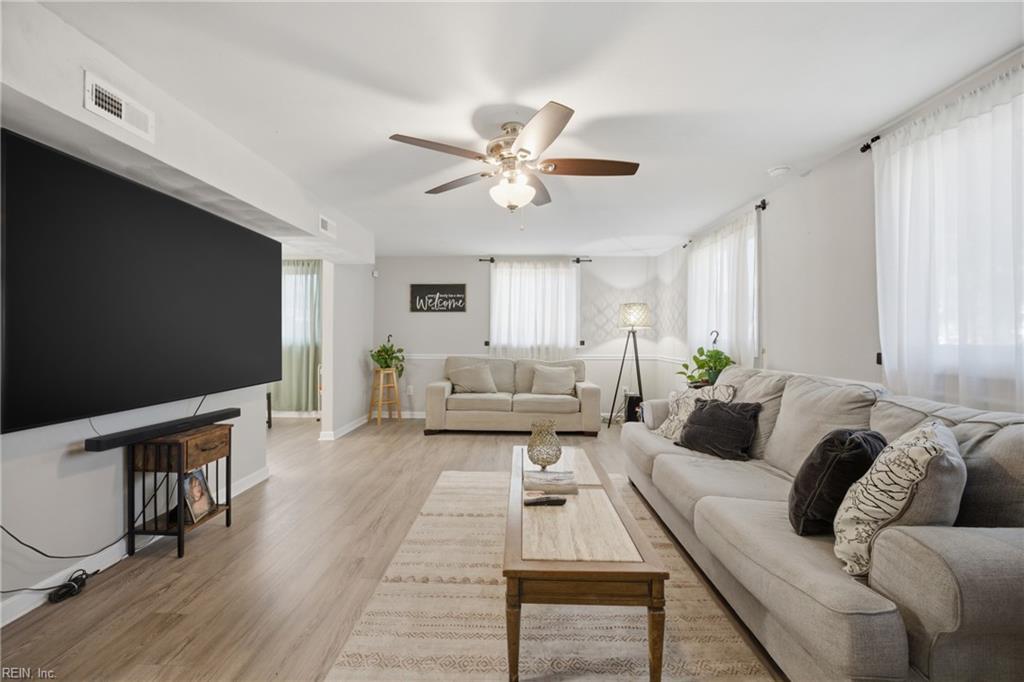 2025 Nickerson Blvd Property Photo 2