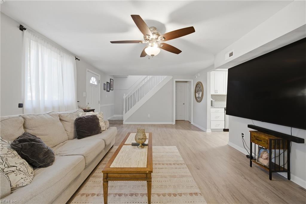 2025 Nickerson Blvd Property Photo 3