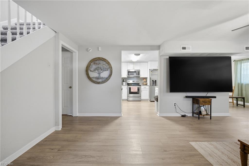 2025 Nickerson Blvd Property Photo 4