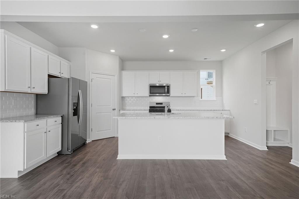 1006 Eastport Pl Property Photo 8