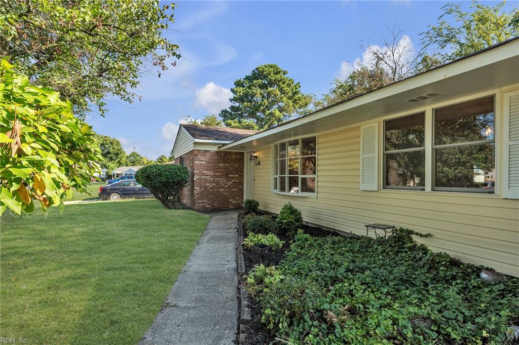 1209 Sir Galahad Dr Property Photo 3