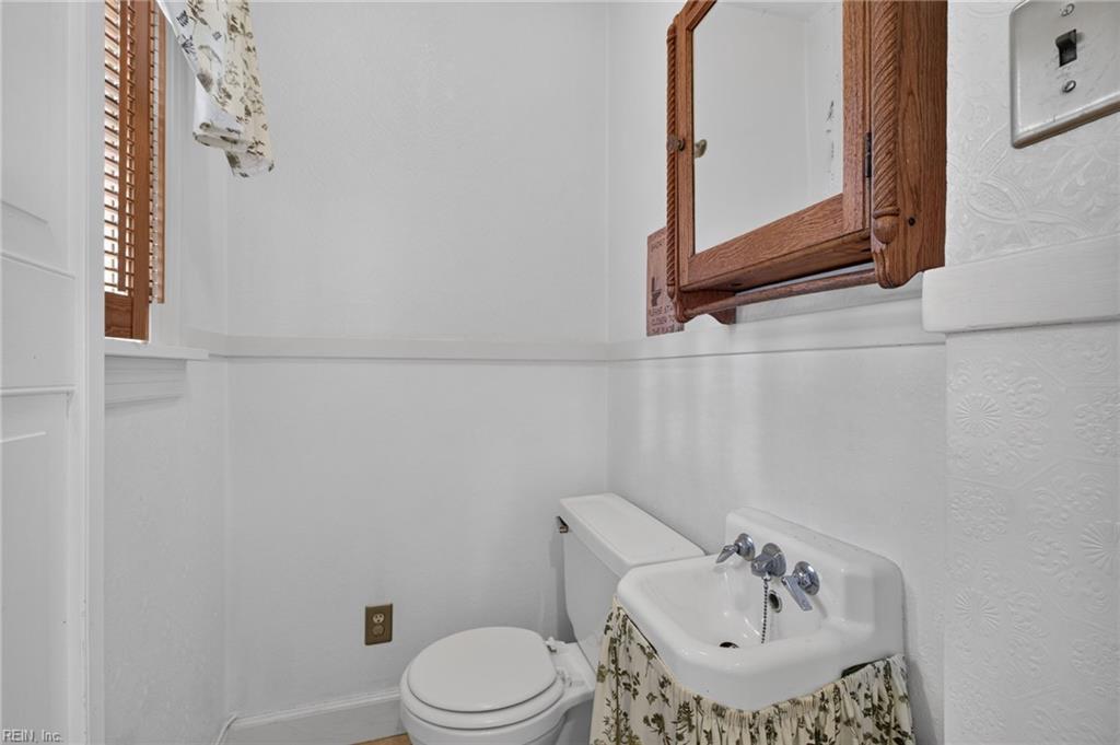 318 68th St Property Photo 10