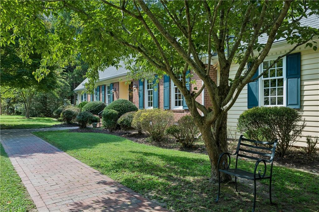 285 E Queens Dr Property Photo 3