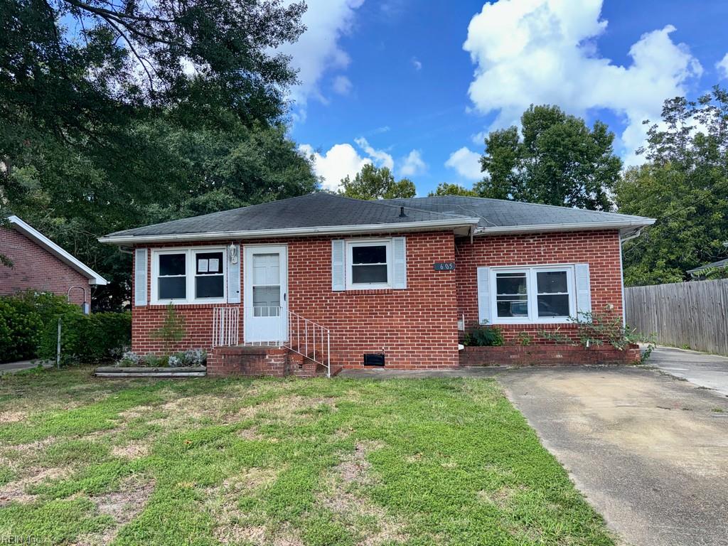 1605 Hawthorne DR Property Photo 1
