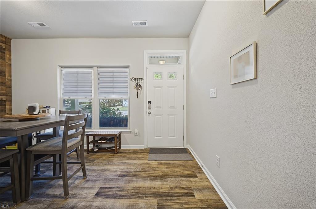 200 Seasons Cir Property Photo 4
