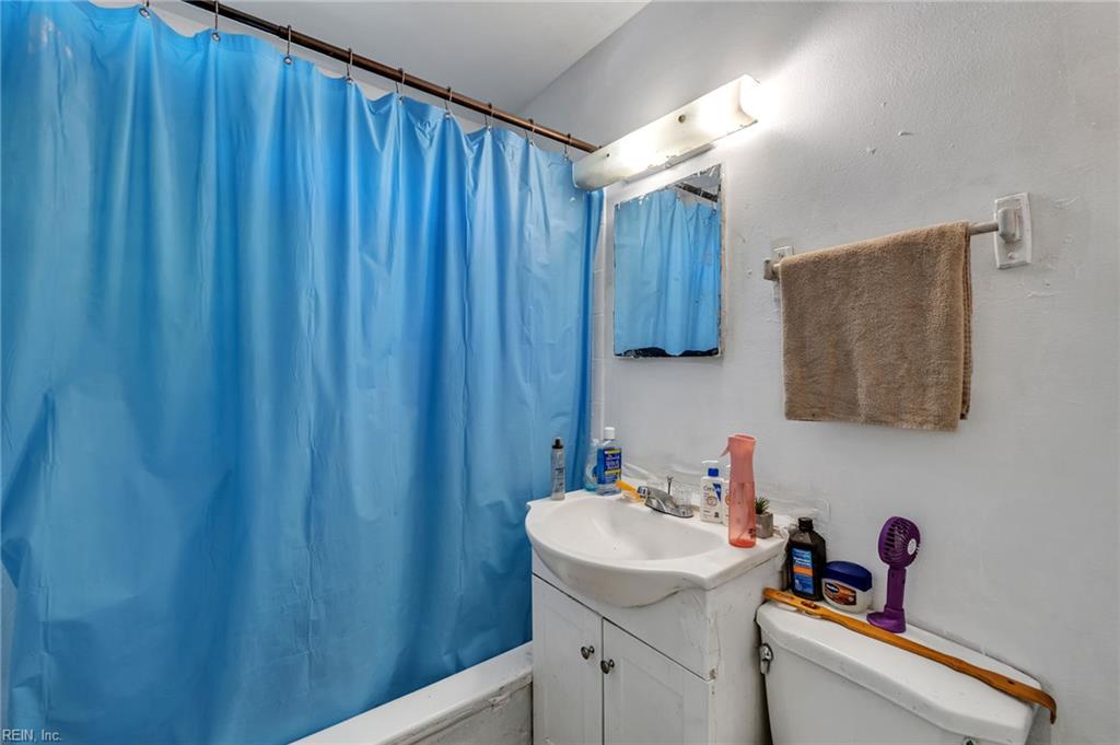 716 Grove St Property Photo 24