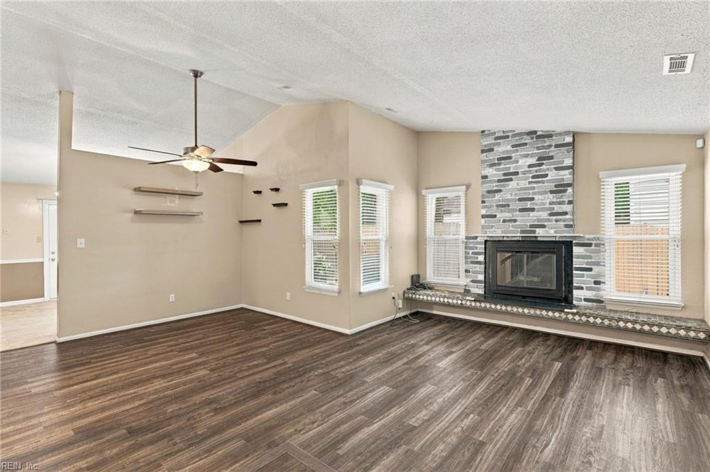 1004 Myrtle Ct Property Photo 4