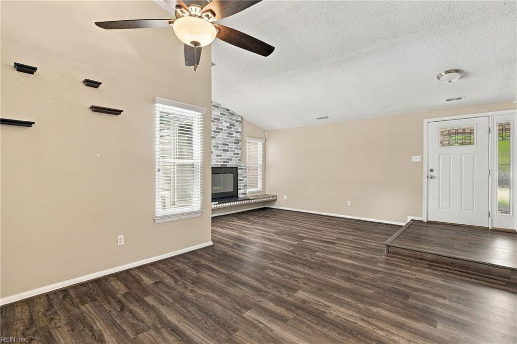 1004 Myrtle Ct Property Photo 5