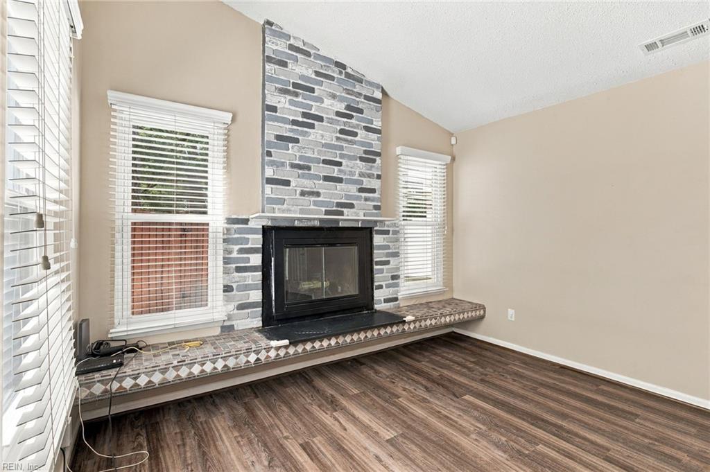 1004 Myrtle Ct Property Photo 6