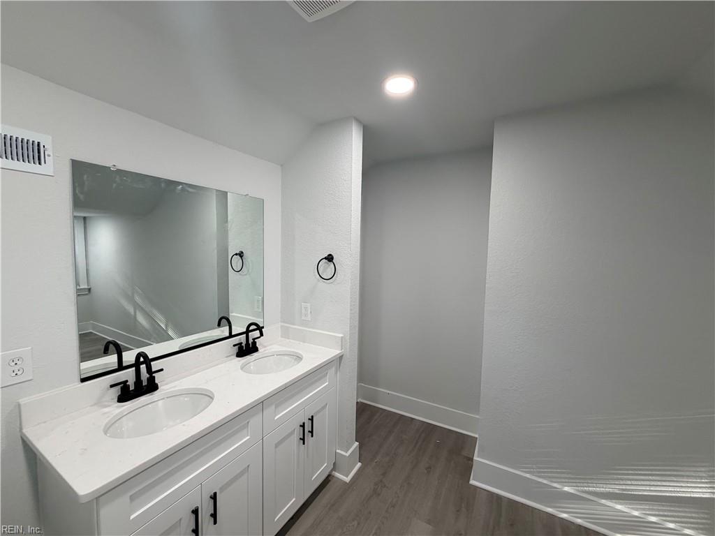 2106 Richmond Ave Property Photo 11