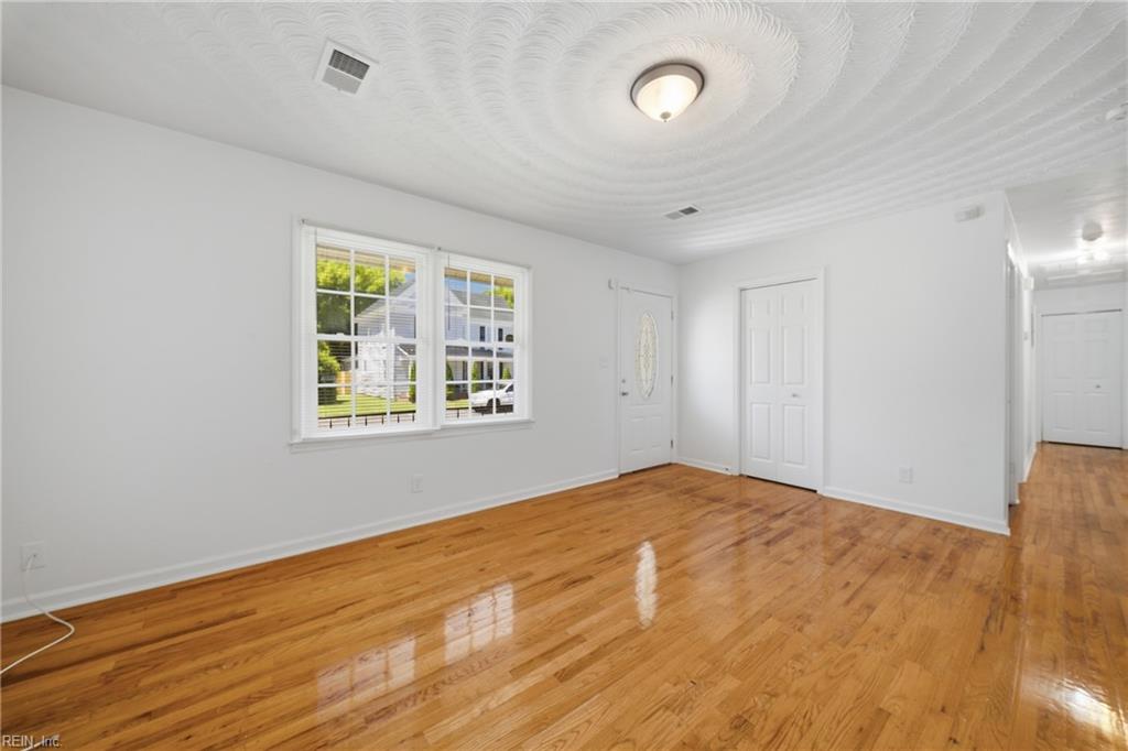224 Hall St Property Photo 8