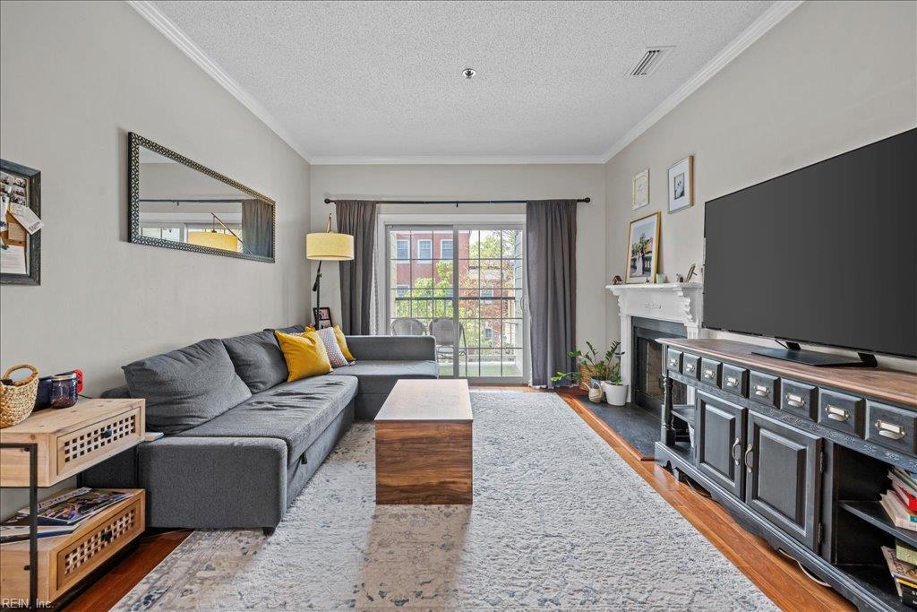 300 Yarmouth St Property Photo 2