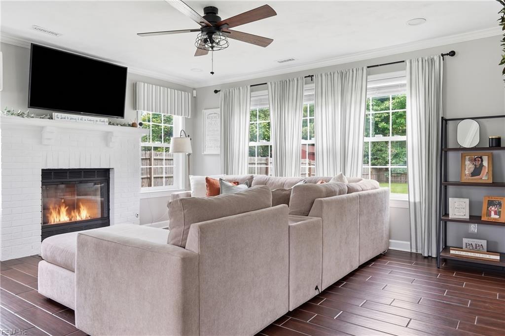 712 Woodcott Dr Property Photo 6