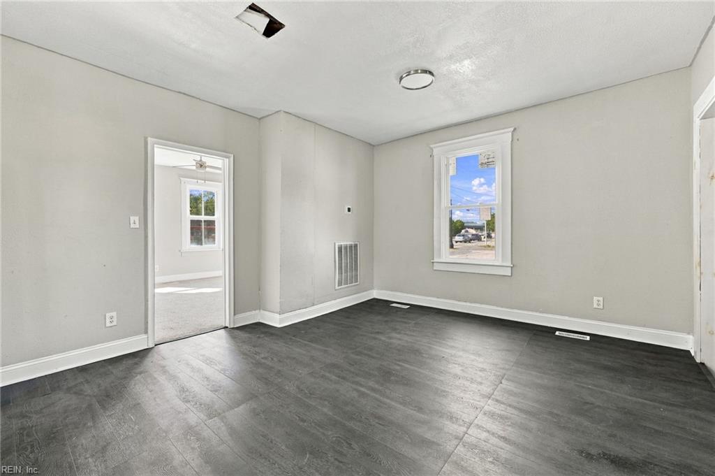 607 E Pembroke Ave Property Photo 8