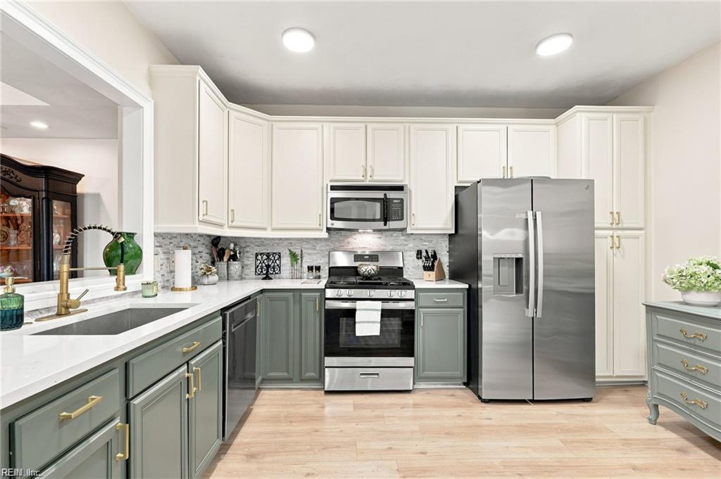 1284 Laskin Rd Property Photo 2