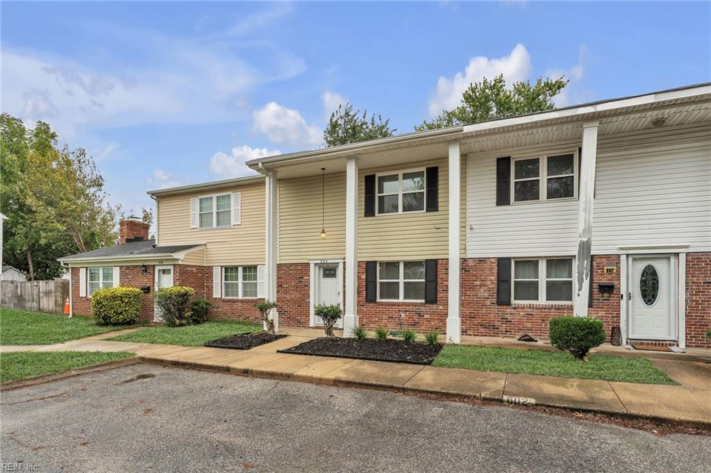 804 S Grosvenor Ct Property Photo 2