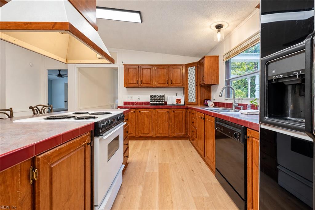 9134 Richmond Rd W Property Photo 18