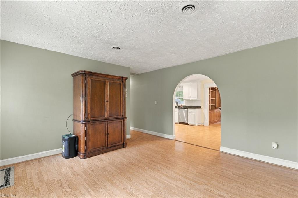 8482 Broad Marsh Ln Property Photo 4