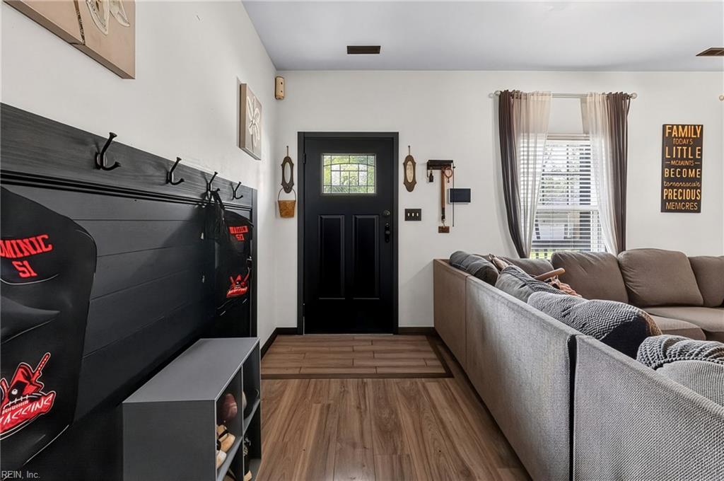 1923 Linster St Property Photo 4