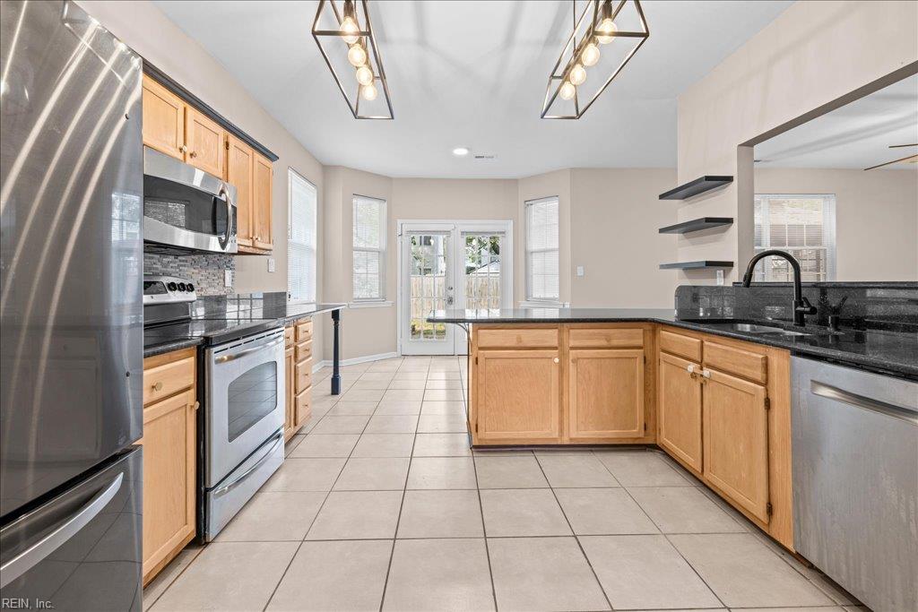 621 Windward Dr Property Photo 4