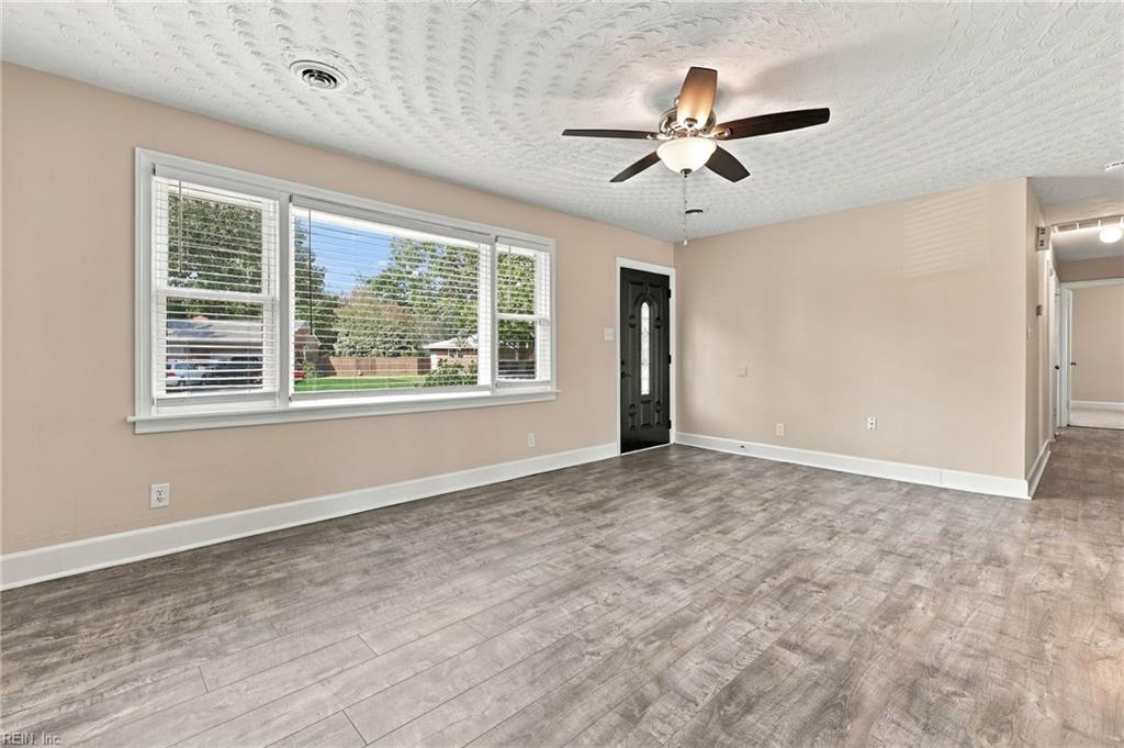 2449 Deerfield Cres Property Photo 4