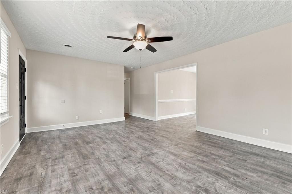 2449 Deerfield Cres Property Photo 5