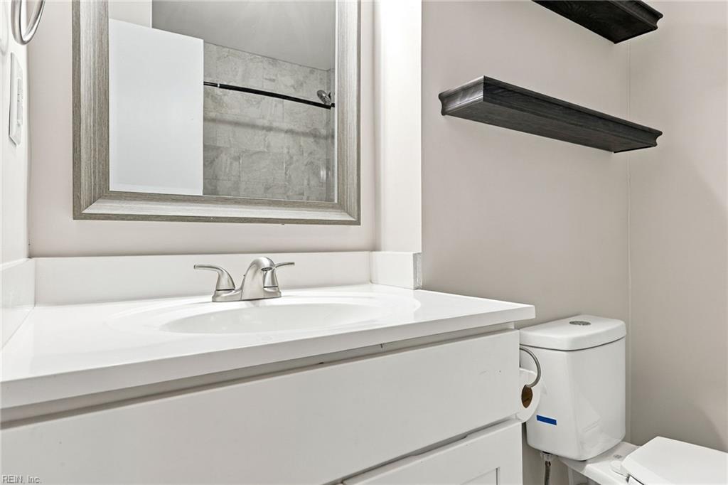 2449 Deerfield Cres Property Photo 16