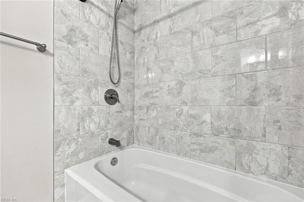 2449 Deerfield Cres Property Photo 17