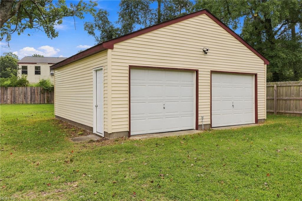 2449 Deerfield Cres Property Photo 29