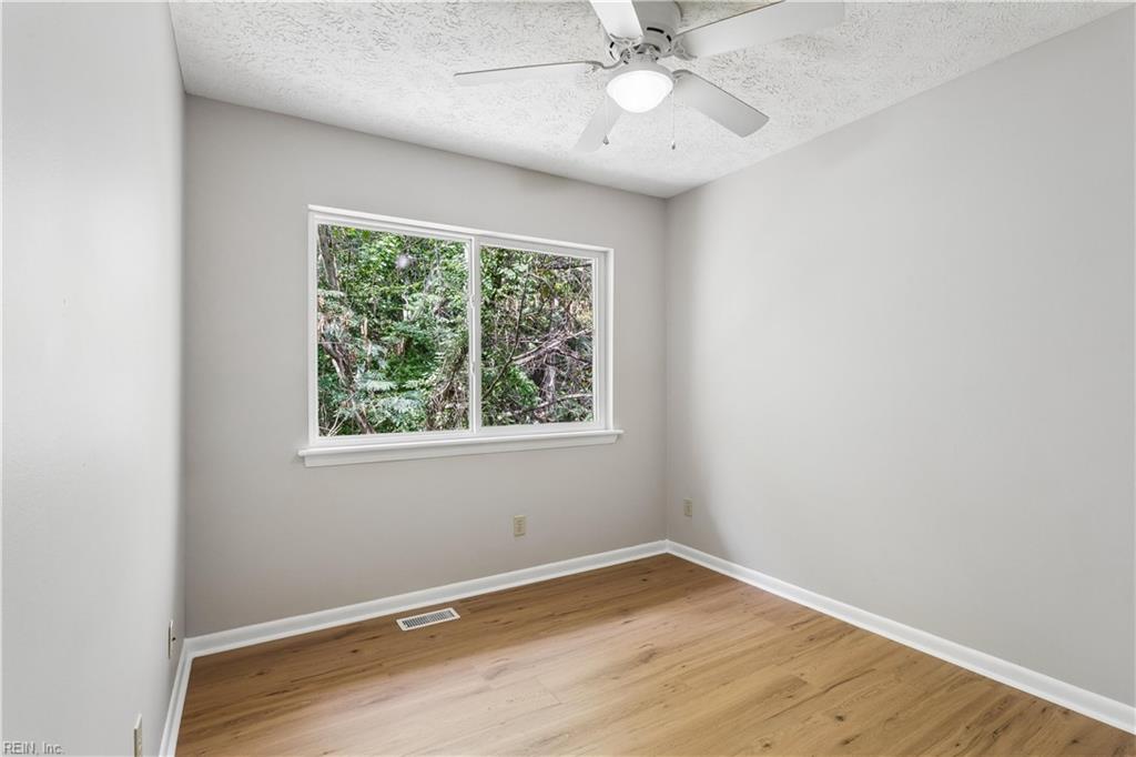 4090 Midlands Rd Property Photo 24