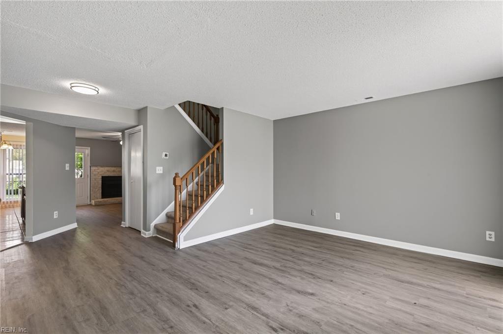 5504 Landings Crst Property Photo 4