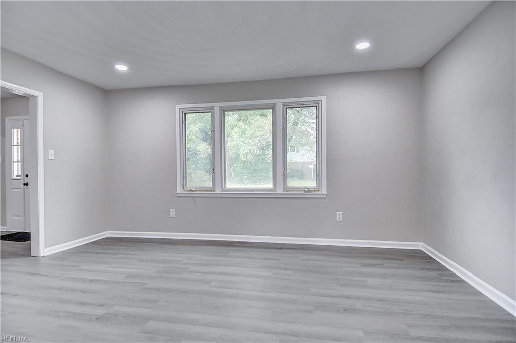 700 Hemlock Cres Property Photo 10