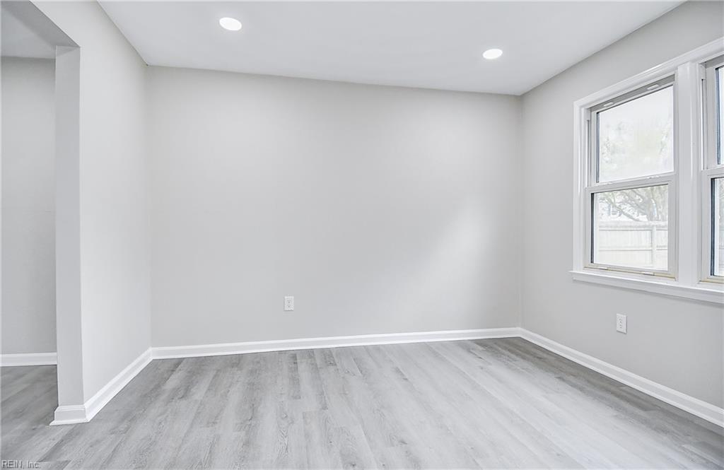 700 Hemlock Cres Property Photo 12