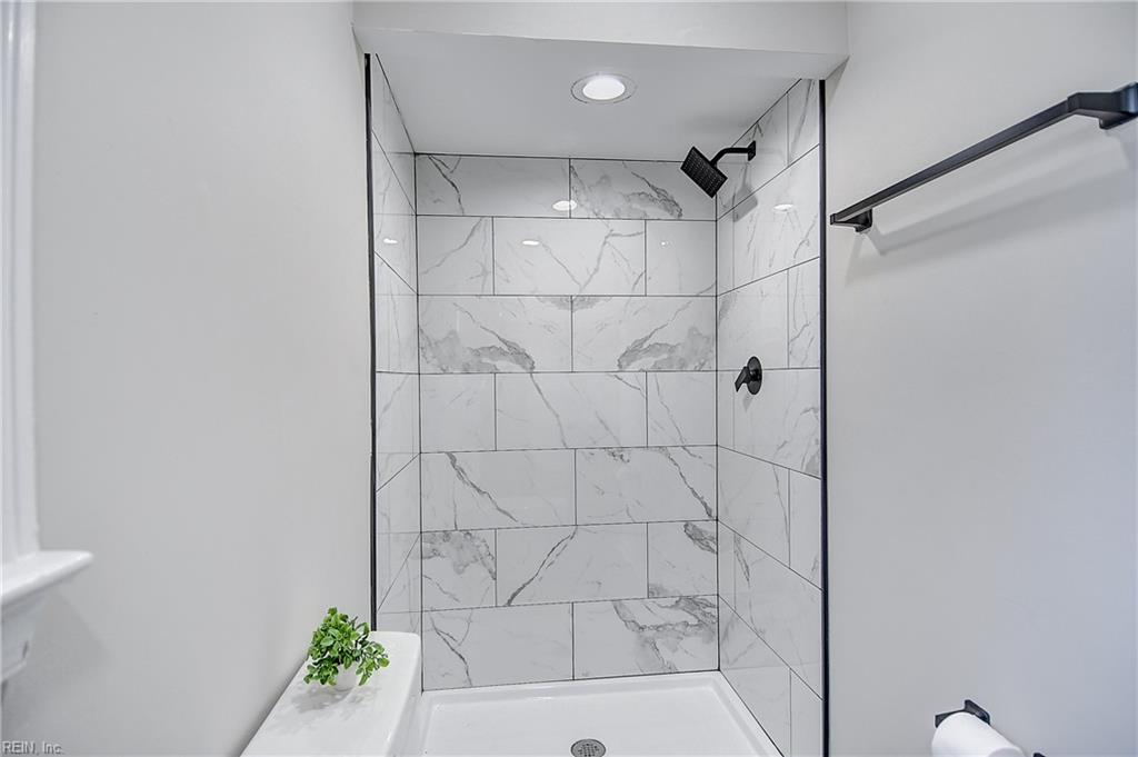 700 Hemlock Cres Property Photo 33
