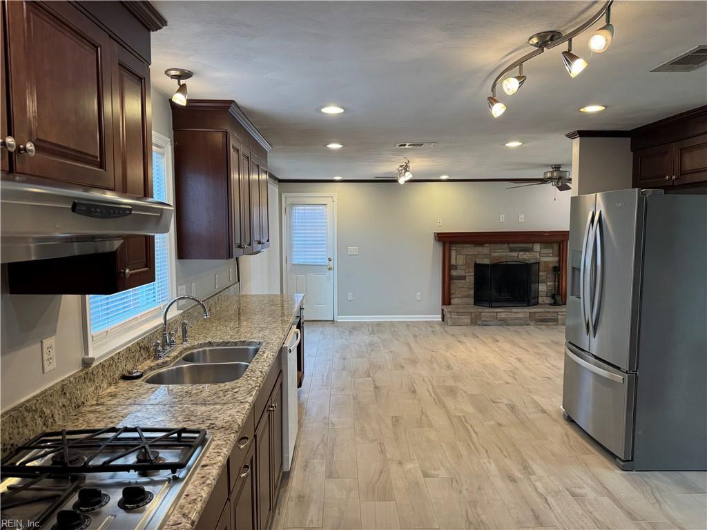 2026 Meadow Lake Ct Property Photo 9