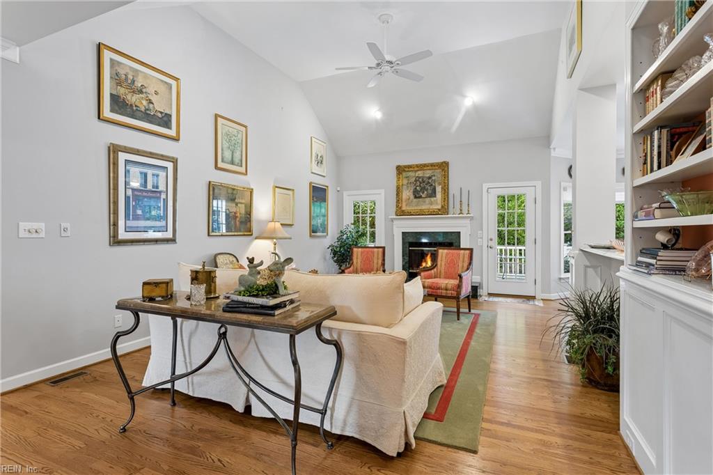 100 Spring Br Property Photo 7