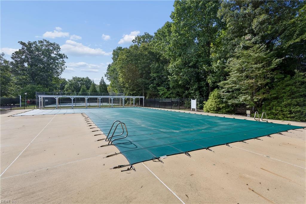 100 Spring Br Property Photo 44