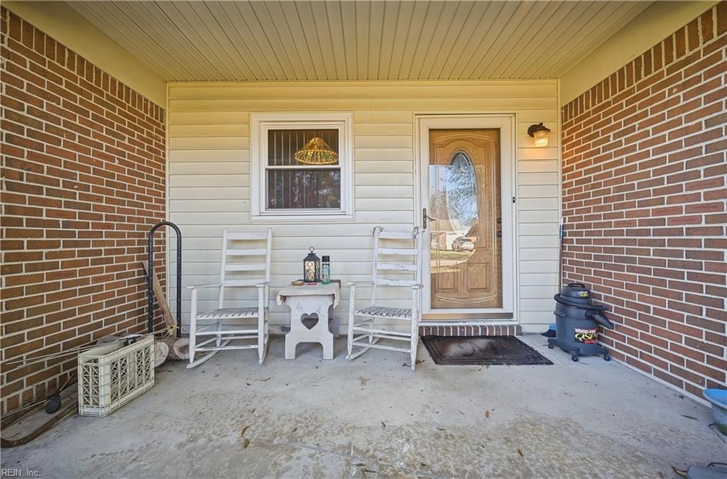 648 Charlecote Dr Property Photo 5