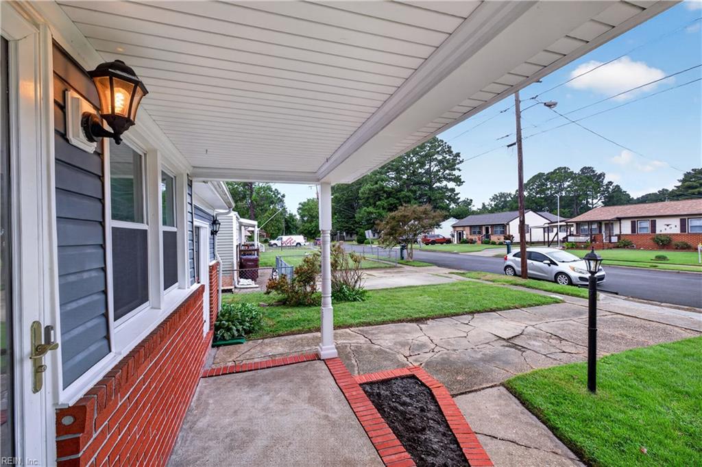 2706 Halsey St Property Photo 4