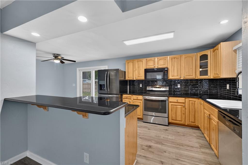 2706 Halsey St Property Photo 6