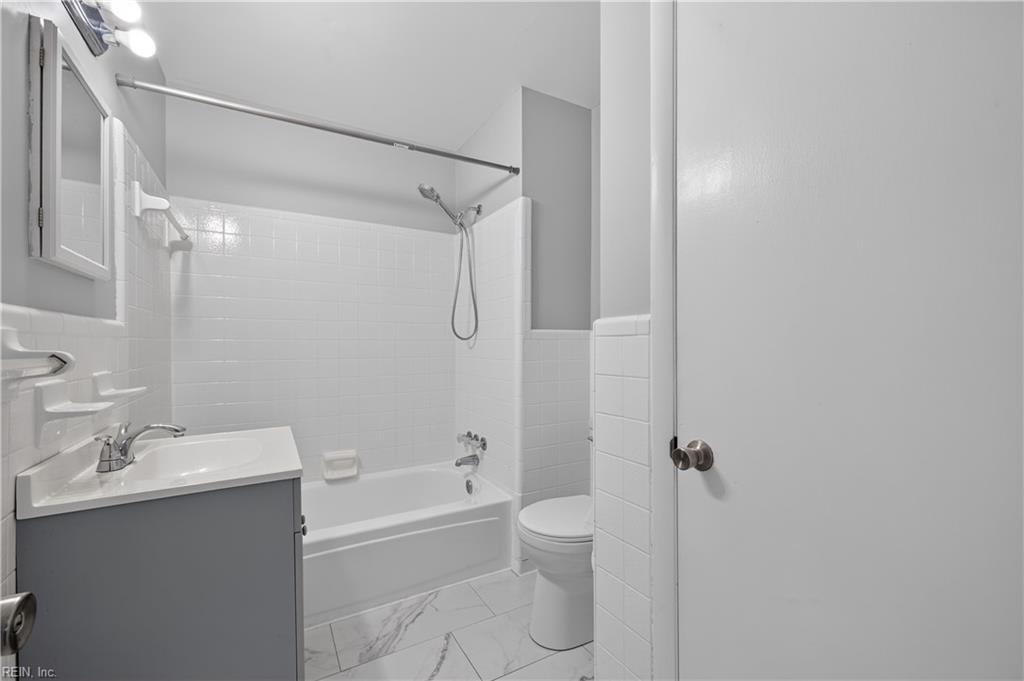 2706 Halsey St Property Photo 16