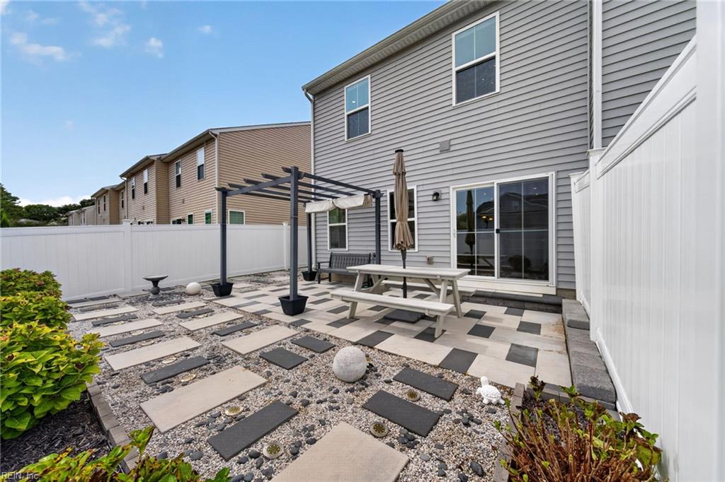 120 Stegg St Property Photo 28